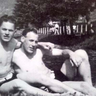 Das sind Josef und Alfred Mair im alten Strandnad in Jenbach. Damals noch in der Au gelegen. Das Foto entstand 1962  Vielen Dank an Josef Mair und Waltraud Schröck.