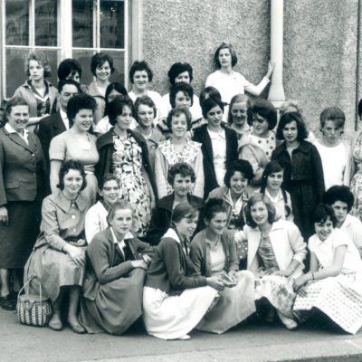 Damen aus Jenbach, die 1946/1947 geboren wurden. Das Foto wurde 1961 aufgenommen.
